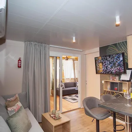 Mobile Ivana 营地 *